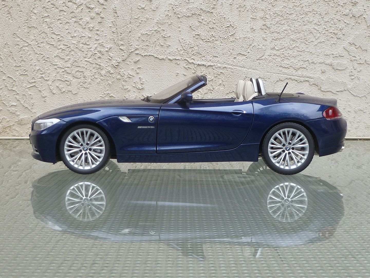 Kyosho BMW E89 Z4 S-Drive 35i - DiecastSociety.com